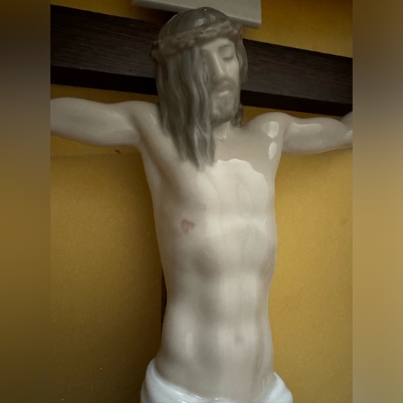 Lladro Our Savior Crucifix Figurine Tabletop - Picture 8 of 16